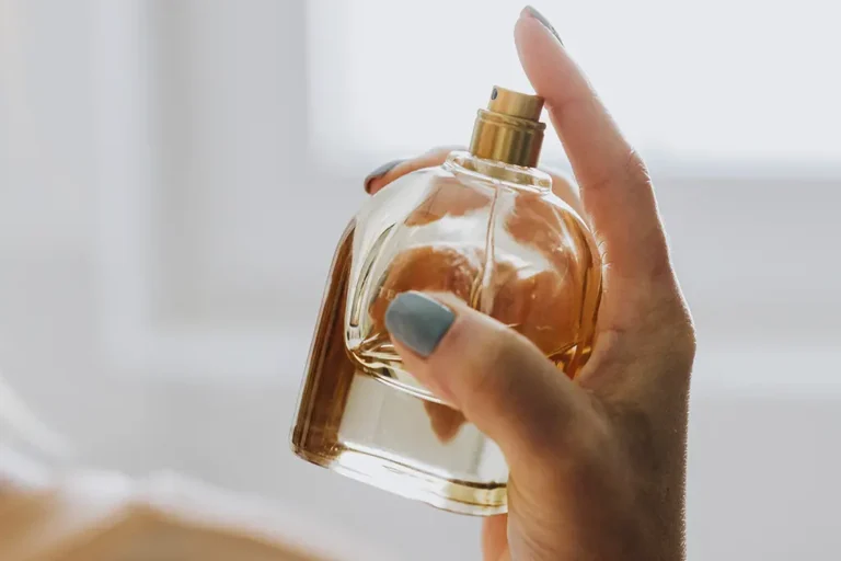 Como passar perfume corretamente? Guia completo